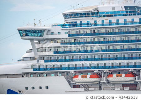 停泊的豪華遊輪 43442618