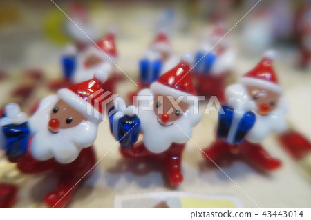 Santa Claus	 Santa Claus	 43443014
