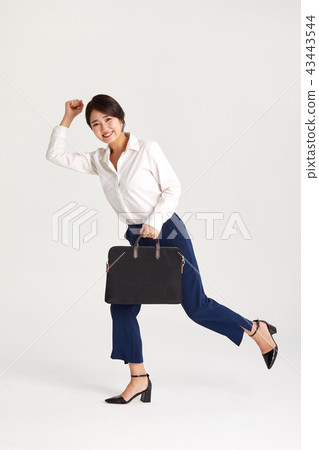 Business woman in her twenties and thirties, carrying a briefcase, departing, bag Business woman in her twenties and thirties, carrying a briefcase, departing, bag 43443544
