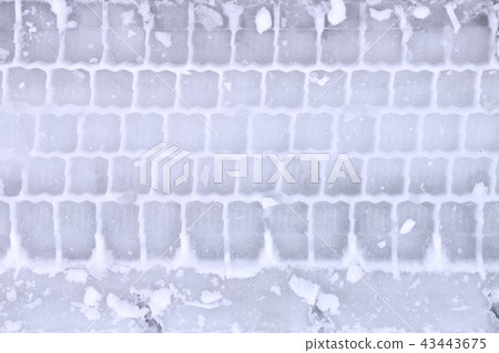 Trace of studless tire 43443675