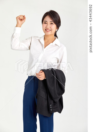 20多歲，30多歲的女商人拿著拳頭和戰鬥，離開，袋，戰鬥，戰鬥 43443692