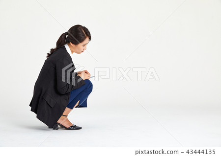 20s, 30s business woman who sits on the floor hesitantly, sadness, mood, stress, tiredness, fatigue 20s, 30s business woman who sits on the floor hesitantly, sadness, mood, stress, tiredness, fatigue 43444135