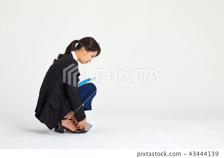 20多歲,30多歲的女商人猶豫地坐在地板上,悲傷,情緒,壓力,疲倦,疲勞 20多歲,30多歲的女商人猶豫地坐在地板上,悲傷,情緒,壓力,疲倦,疲勞 43444139