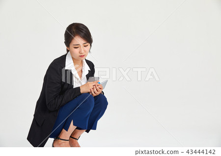 20s, 30s business woman who sits on the floor hesitantly, sadness, mood, stress, tiredness, fatigue 43444142