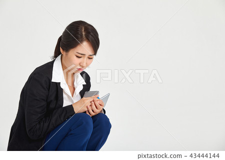 20多歲，30多歲的女商人猶豫地坐在地板上，悲傷，情緒，壓力，疲倦，疲勞 43444144