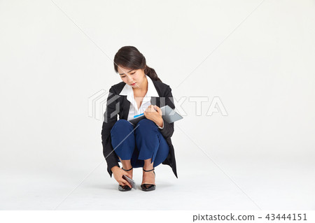 20s, 30s business woman who sits on the floor hesitantly, sadness, mood, stress, tiredness, fatigue 43444151