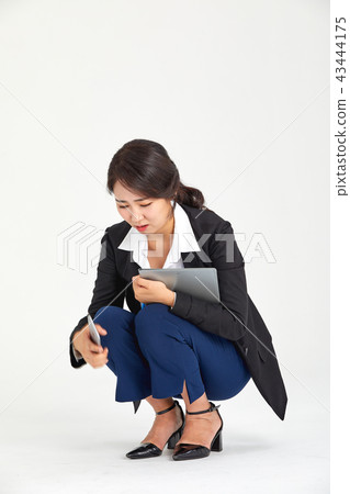 20s, 30s business woman who sits on the floor hesitantly, sadness, mood, stress, tiredness, fatigue 43444175