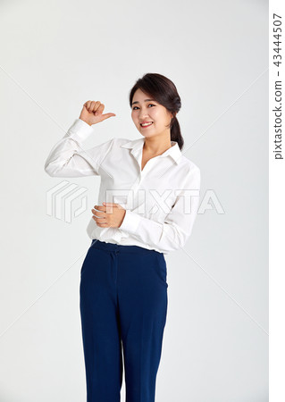 20s, 30s woman, business woman, leader, beckoning to come along 43444507