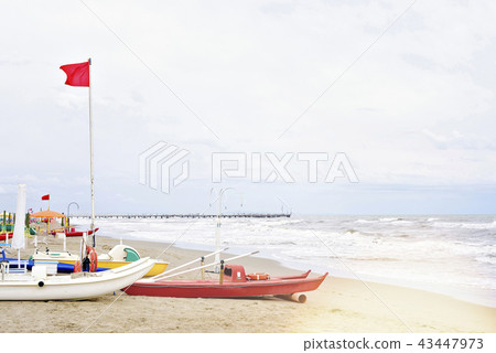 Daylight view from seaside to rising waves 43447973