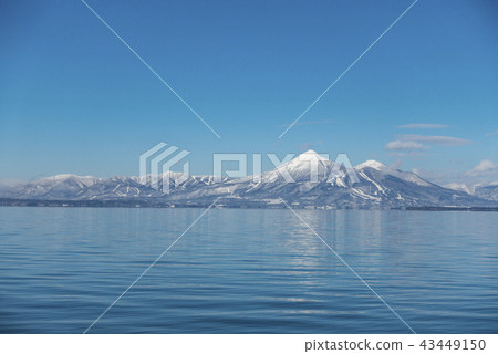 福島縣的象徵區域,日本的第四大湖,豬苗代,以及在晴朗的天氣中反映在藍色湖面上的白雪皚皚的Kuwayama之間的對比是美麗的 福島縣的象徵區域,日本的第四大湖,豬苗代,以及在晴朗的天氣中反映在藍色湖面上的白雪皚皚的Kuwayama之間的對比是美麗的 43449150