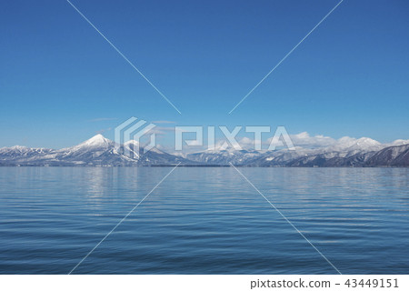 福島縣的象徵區域，日本的第四大湖，豬苗代，以及在晴朗的天氣中反映在藍色湖面上的白雪皚皚的Kuwayama之間的對比是美麗的 43449151