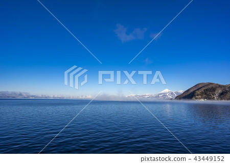 福島縣的象徵區域,日本的第四大湖,豬苗代,以及在晴朗的天氣中反映在藍色湖面上的白雪皚皚的Kuwayama之間的對比是美麗的 福島縣的象徵區域,日本的第四大湖,豬苗代,以及在晴朗的天氣中反映在藍色湖面上的白雪皚皚的Kuwayama之間的對比是美麗的 43449152