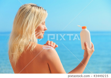 Woman With Suntan Lotion 43449215