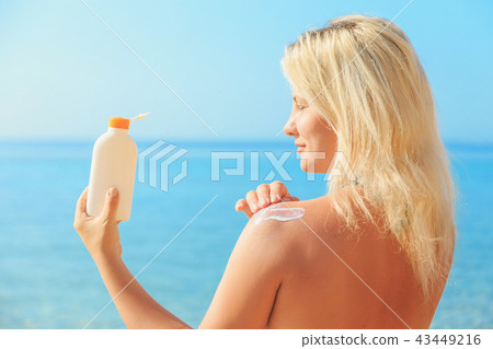 Woman With Suntan Lotion 43449216
