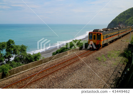 芋頭火車,月亮架,海岸線,山脊,台東島,大馬里,太平洋,雨天,白雲,海水,海紗,山,樹木,火車 芋頭火車,月亮架,海岸線,山脊,台東島,大馬里,太平洋,雨天,白雲,海水,海紗,山,樹木,火車 43449462