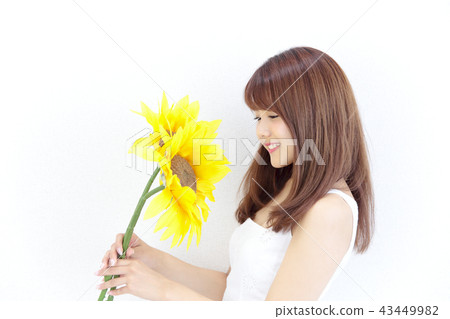 向日葵的少婦 43449982