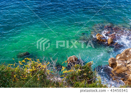 Clear sea with rocks and green and blue waters 43450341