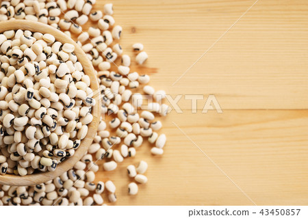 black-eyed peas on wooden background 43450857