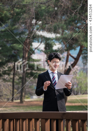 A memorizing office worker 43451264