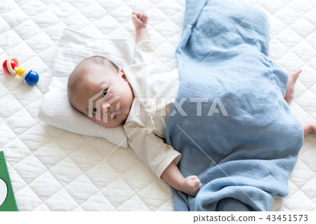 微笑的新生嬰兒濕疹 微笑的新生嬰兒濕疹 43451573