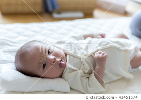 微笑的新生嬰兒濕疹 微笑的新生嬰兒濕疹 43451574
