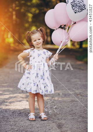 Girl with ballons 43451827