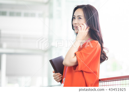 Business woman (telephone) Business woman (telephone) 43451925