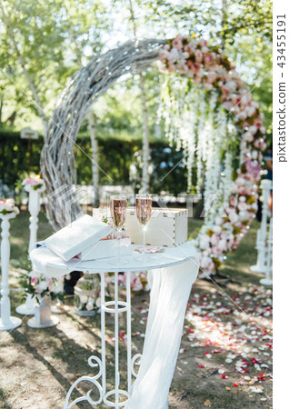 Beautiful setting for outdoors wedding ceremony on grass 43455191