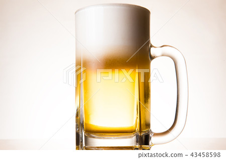 在杯子白色後面桌裡面的桶裝啤酒 在杯子白色後面桌裡面的桶裝啤酒 43458598