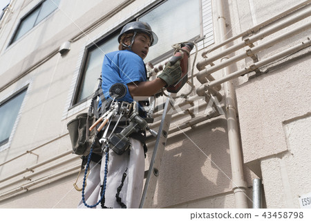 Workers, houses, temporary scaffolding work Exterior wall construction Dismantling Workers, houses, temporary scaffolding work Exterior wall construction Dismantling 43458798