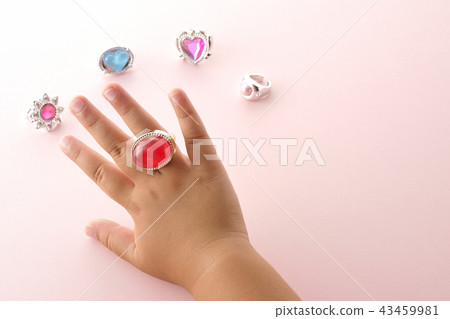 孩子的手玩玩具戒指 孩子的手玩玩具戒指 43459981