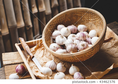 Solo Garlics- Single garlic cloves 43462376