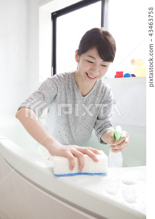 Bathroom cleaning 43463758