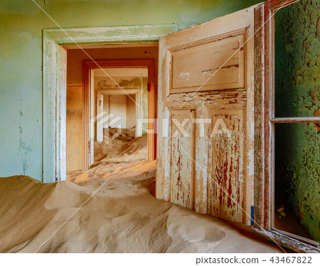 Sand has invaded and taken over these rooms in Kol 43467822