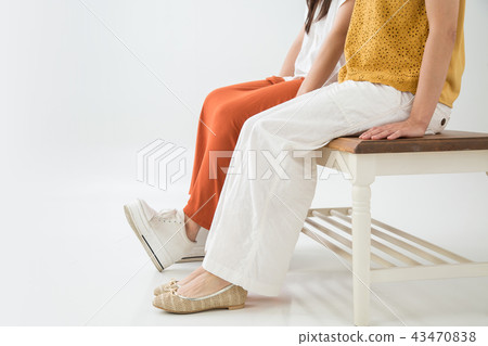 兩個人坐在長椅上 兩個人坐在長椅上 43470838
