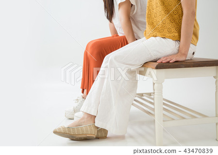 兩個人坐在長椅上 兩個人坐在長椅上 43470839