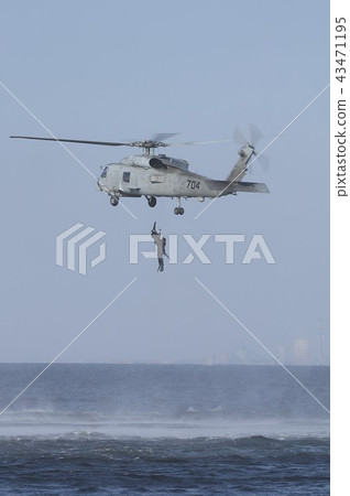 SH-60B日本美國海軍的Seahawk反潛直升機，也積極參與東日本大地震的災難調度，並進行救援訓練 43471195