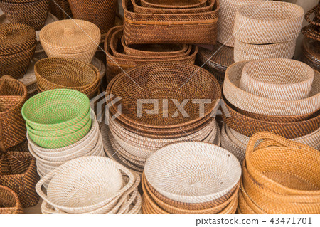 Hand made wicker, wooden or rattan tableware  43471701