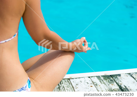 young woman relaxing on the pool 43473230