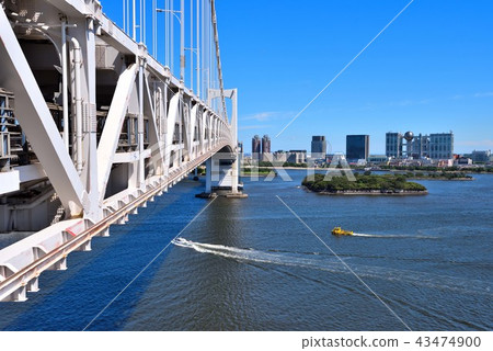 通過在彩虹橋下的遊船 43474900