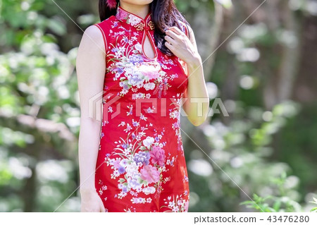 站立在森林裡的中國禮服的一名婦女 站立在森林裡的中國禮服的一名婦女 43476280
