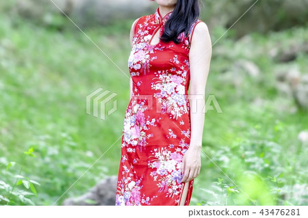 站立在森林裡的中國禮服的一名婦女 站立在森林裡的中國禮服的一名婦女 43476281