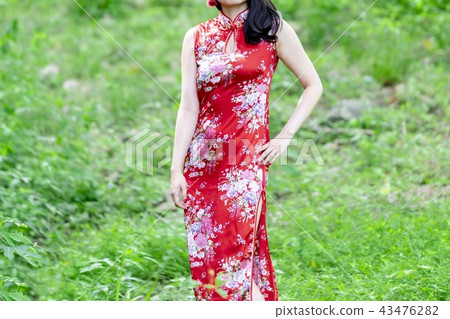 站立在森林裡的中國禮服的一名婦女 站立在森林裡的中國禮服的一名婦女 43476282