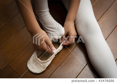 女孩穿著足尖鞋 43476886