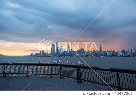 Manhattan daybreak, dawn in Manhattan 43477865