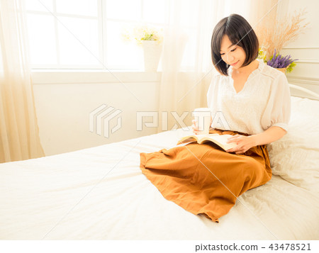 Reading girl Reading girl 43478521