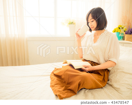 Reading girl 43478547