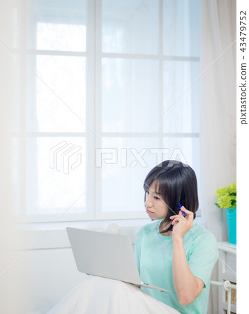 Girl online 43479752