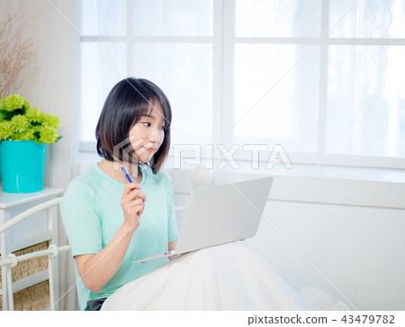 上網的女孩 43479782