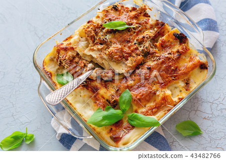 Pan with stuffed cannelloni with cream sauce. 43482766